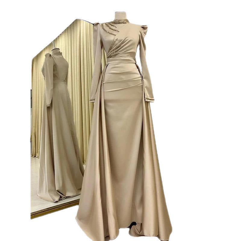 Abendkleid mit Stehkragen, All-Inclusive-Design und abnehmbaren langen Ärmeln