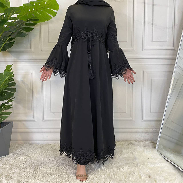 Elegantes Kleid mit zarten Stickereien