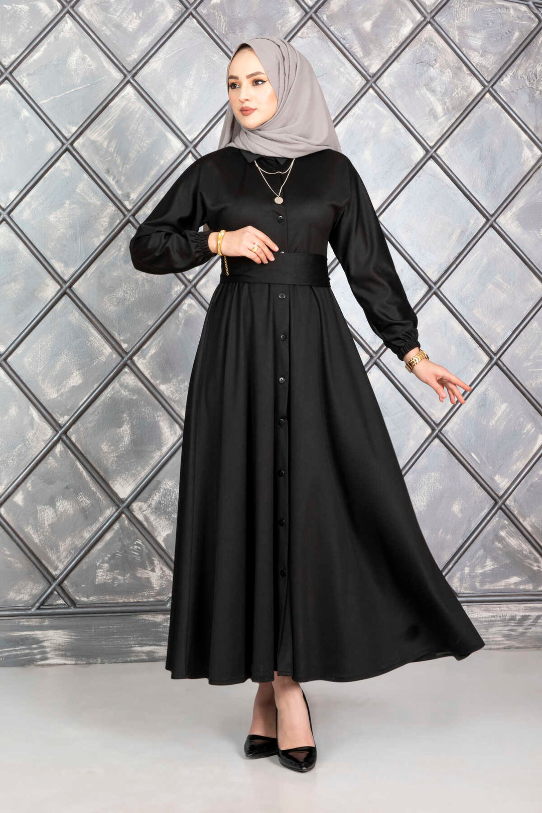 Geknöpftes Hijab-Kleid mit Gürtel in Schwarz