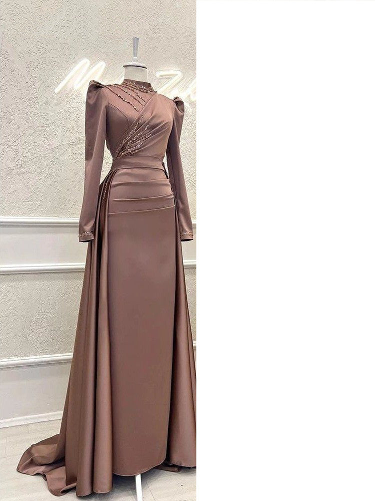 Abendkleid mit Stehkragen, All-Inclusive-Design und abnehmbaren langen Ärmeln