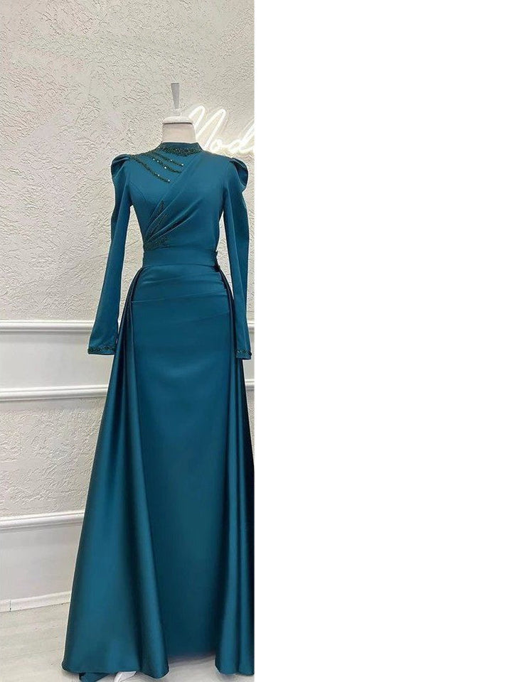 Abendkleid mit Stehkragen, All-Inclusive-Design und abnehmbaren langen Ärmeln